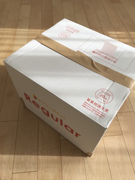 荷物を詰めたらガムテープで封じる